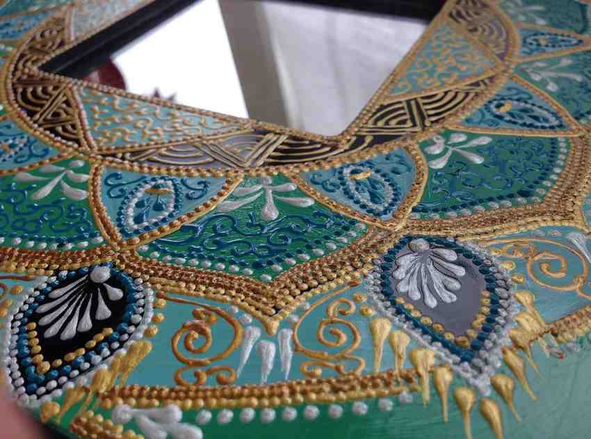 آینه دکوراتیو دارای حاشیه منبت دست ساز و هنری